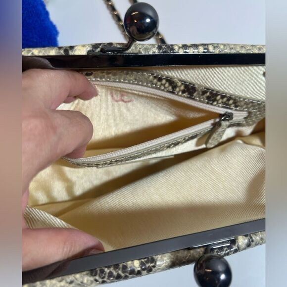 🤎 Badgley Mischka Python Snakeskin kiss Lock crossbody clutch bag - Picture 12 of 13